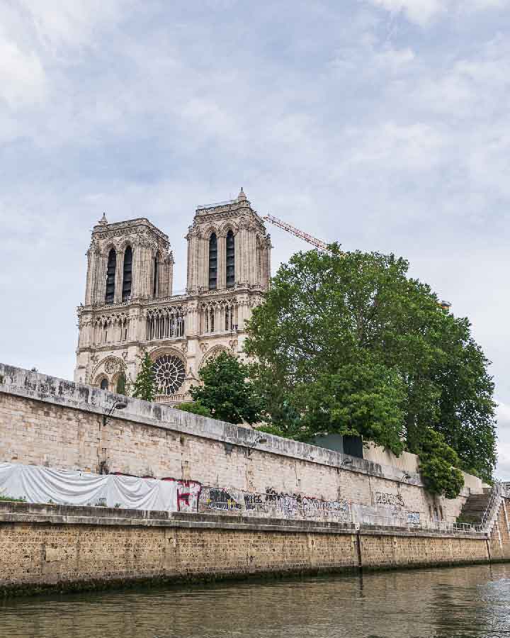巴黎聖母院前的巴黎塞納河私人遊輪